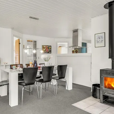 4 Bedroom Cozy In Ferienhaus
